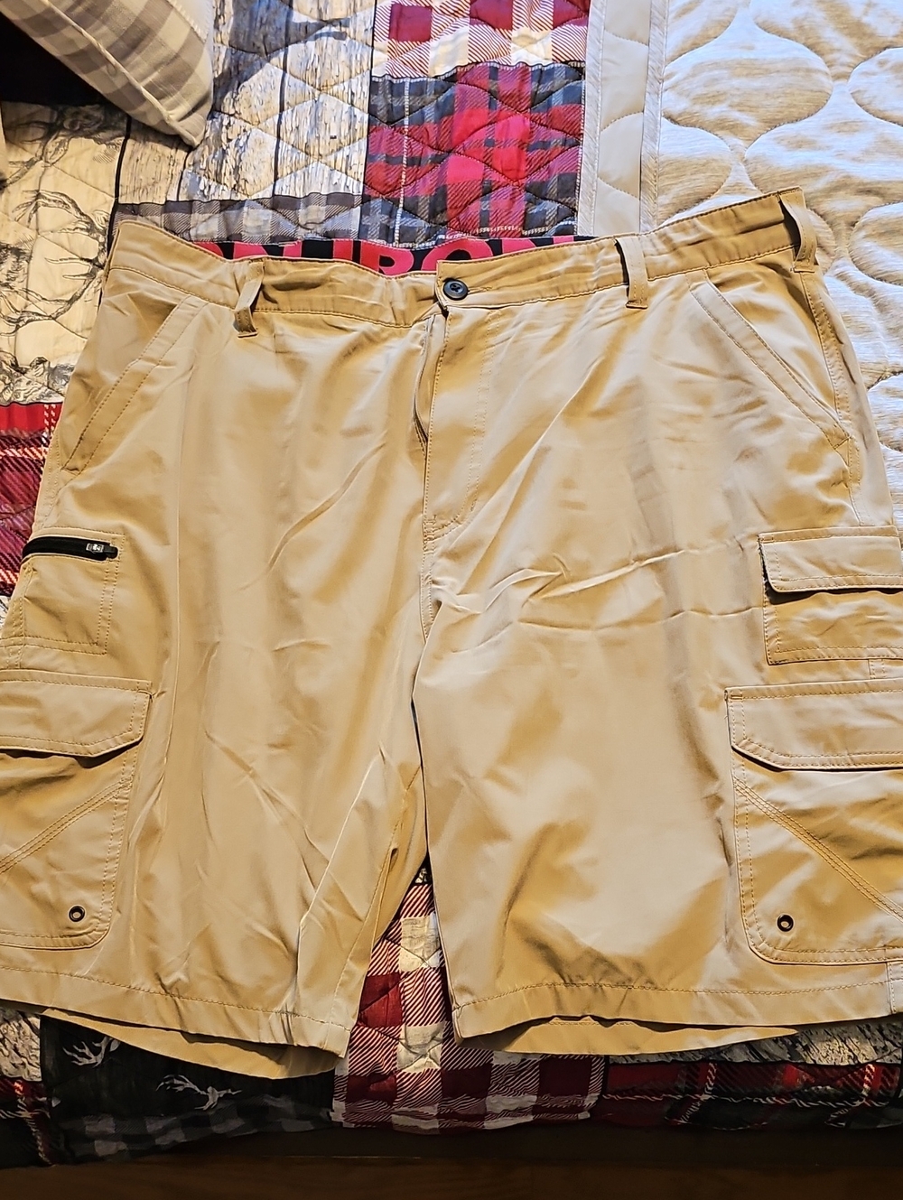 Lightweight Beige Cargo Shorts with Utility Pockets